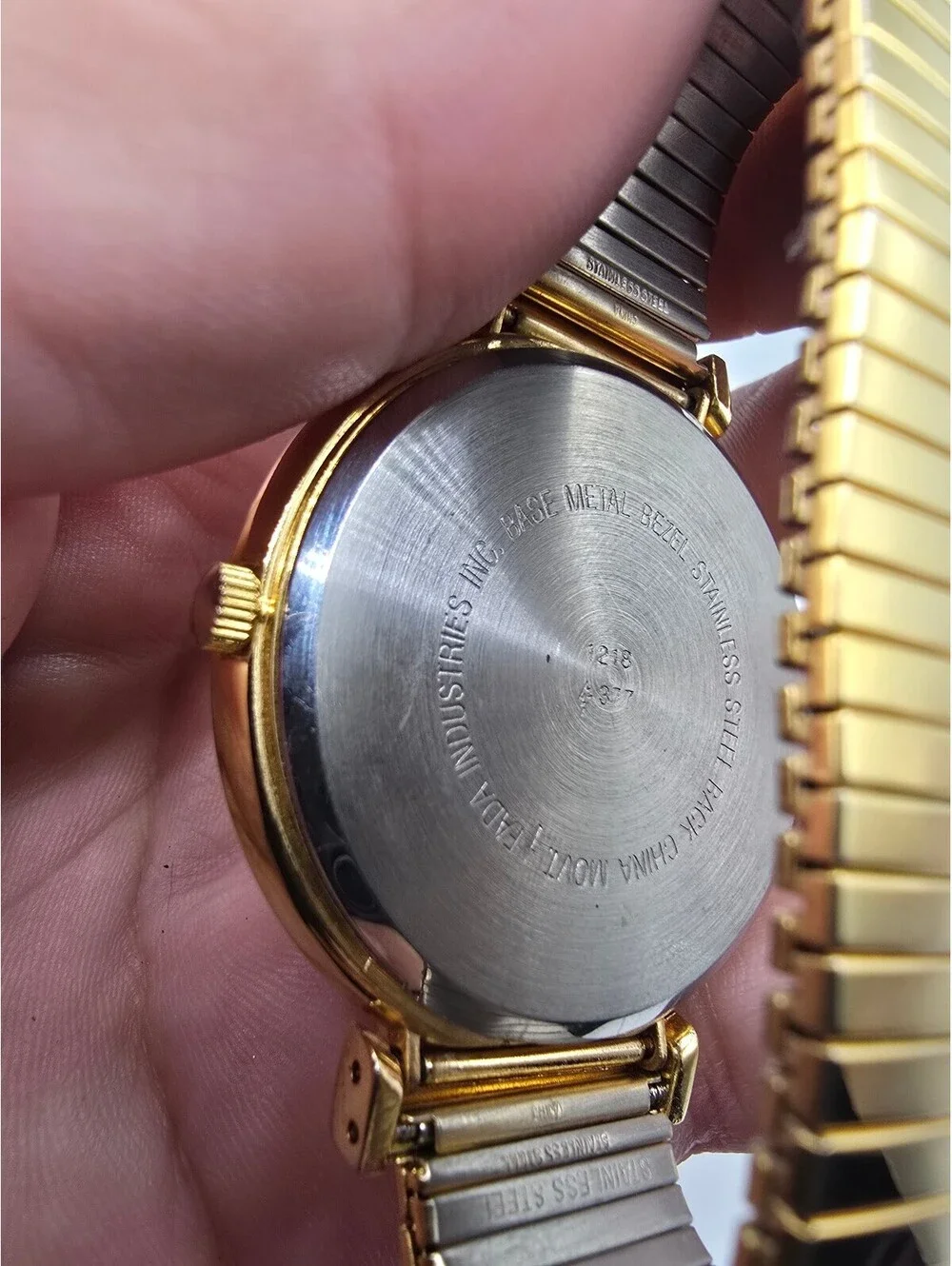 Gloria Vanderbilt Quartz Analog Round Watch White Dial Arabic Gold Tone Stretch